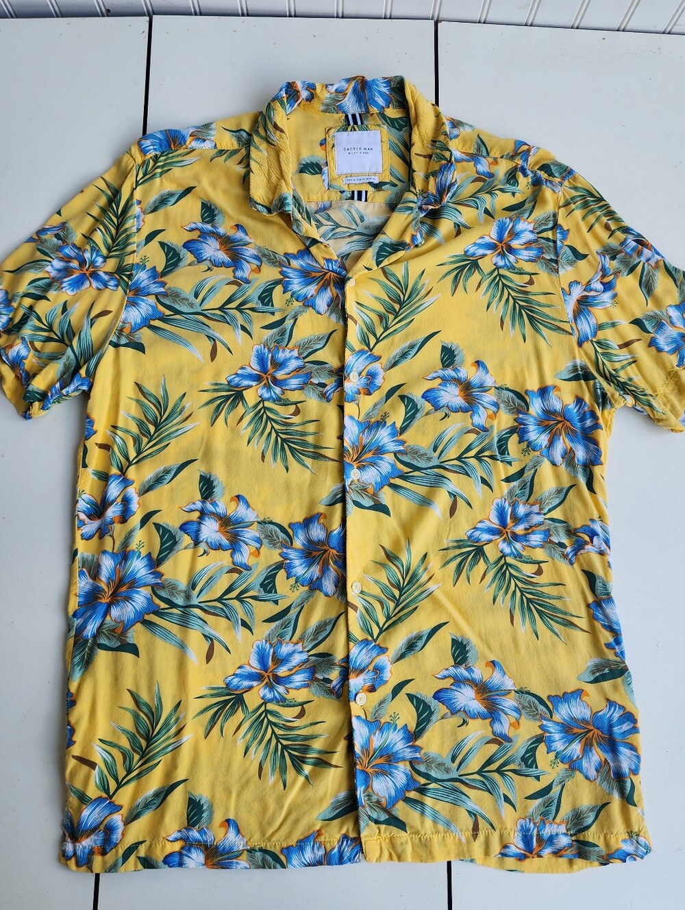 Cactus Man Ricky Singh Men Yellow Blue Floral Hawaiian Short Sleeved Button Up M